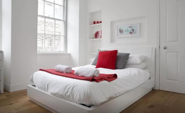 Clamshell Land - Royal Mile Main image